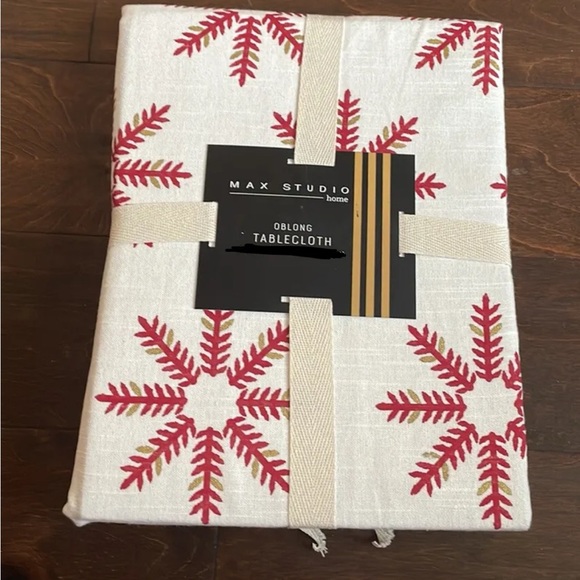 Max Studio Red Snowflake Tablecloth Christmas New 60”x120” Holiday New - Picture 1 of 2